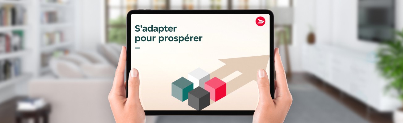 Tablette numérique placée entre les mains d’une personne et dont l’écran affiche le rapport « S’adapter pour prospérer » de Postes Canada
